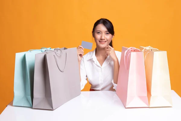 Young Asian woman with shopping bag and blank card. — Stock Photo, Image