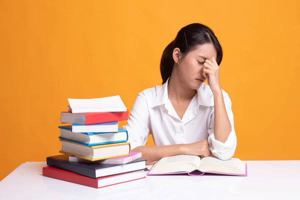 Wyczerpany Asian kobieta dostał ból głowy przeczytaj książkę z książki zakładkę — Zdjęcie stockowe