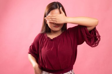 Genç Asyalı kadın gözleri el ile kapatın.