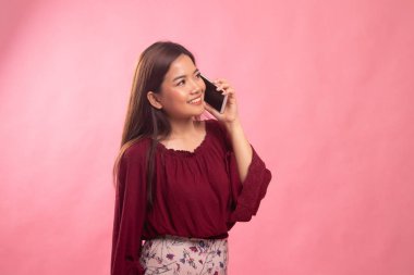 Cep telefonu ile konuşurken genç Asyalı kadın.