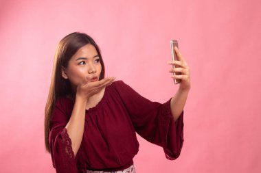 Cep telefonlu genç Asyalı kadın..