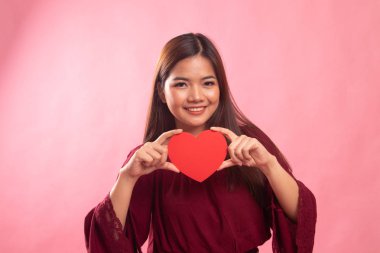 Kırmızı kalpli Asyalı kadın.