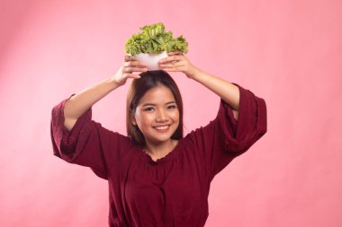 Salata sağlıklı Asyalı kadın.