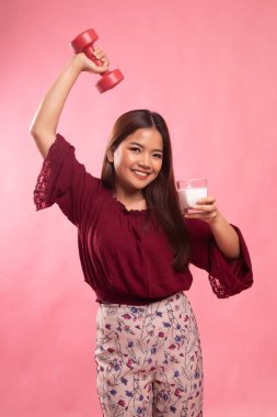 Bir bardak süt ve halter içme sağlıklı Asyalı kadın.