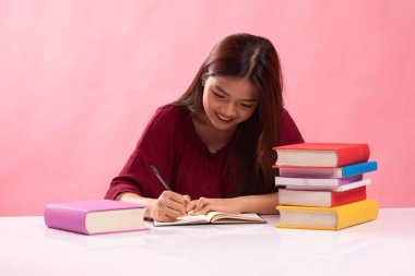 Genç Asyalı kadın kitapları tablo ile bir kitap okumak.