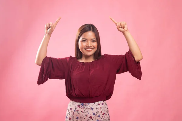Jonge Aziatische vrouw punt aan lege ruimte. — Stockfoto