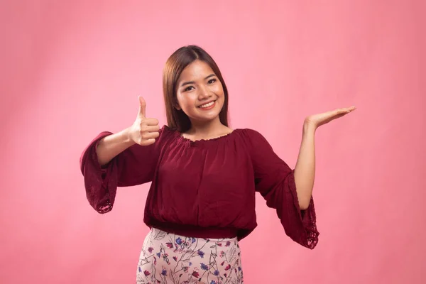 美しい若いアジア女性ヤシ手と親指を表示します。. — ストック写真