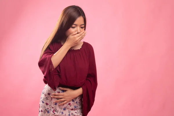 Ung asiatisk kvinna fick magont om att kräkas. — Stockfoto