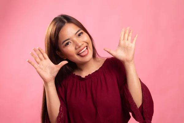 Joven asiática mujer sticking su lengua fuera . —  Fotos de Stock