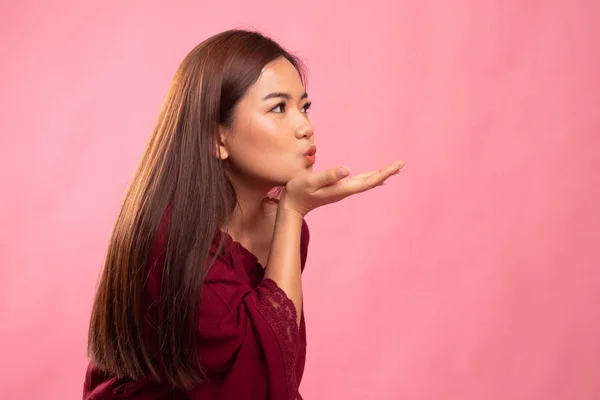 Güzel genç Asyalı kadın bir öpücük darbe. — Stok fotoğraf