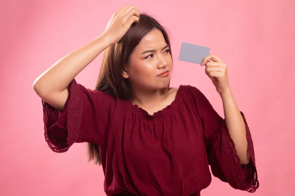 Giovane donna asiatica mal di testa con una carta bianca . — Foto Stock