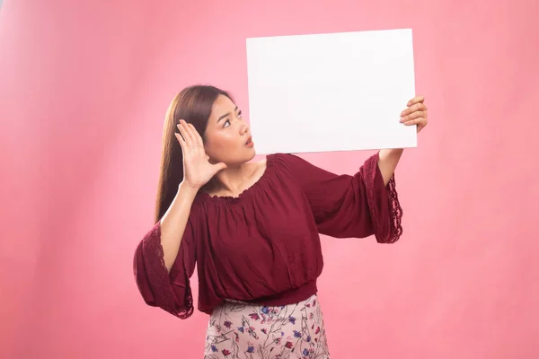 白い空白のサインで若いアジア女性驚き. — ストック写真