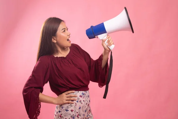 Bella giovane donna asiatica annunciare con megafono . — Foto Stock