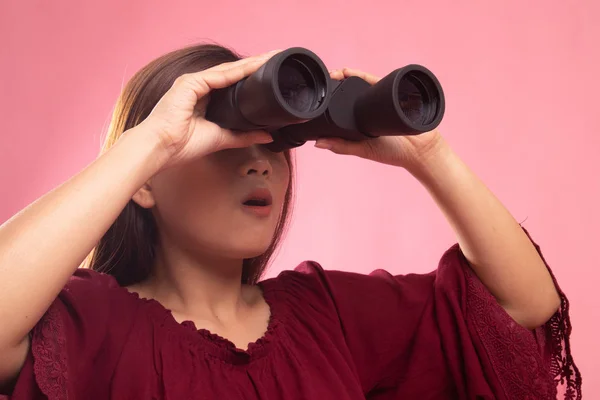 Mladá asijská žena s dalekohledem. — Stock fotografie