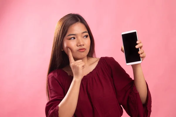 Mladá asijská žena s mobilním telefonem. — Stock fotografie