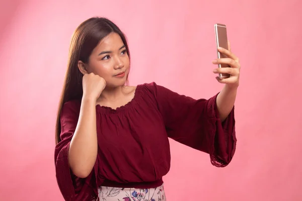 Jeune femme asiatique selfie avec téléphone mobile . — Photo