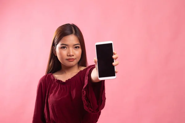 Jeune femme asiatique avec téléphone mobile. — Photo