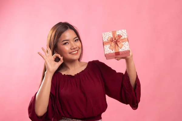 Joven mujer asiática show OK con una caja de regalo . —  Fotos de Stock