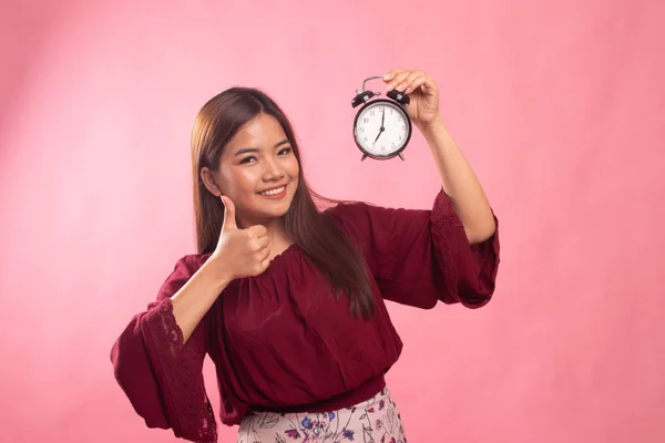 Joven asiática mostrar pulgares arriba con un reloj . —  Fotos de Stock