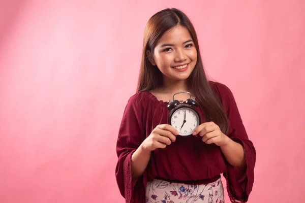 Joven asiática sonrisa con un reloj . —  Fotos de Stock