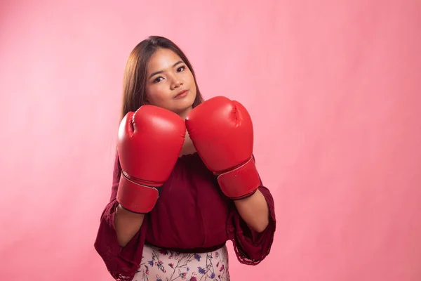 Joven mujer asiática con guantes de boxeo rojos . —  Fotos de Stock