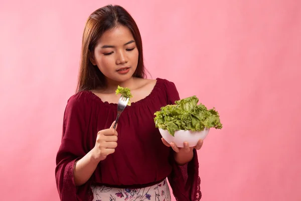 Friska asiatisk kvinna med sallad. — Stockfoto