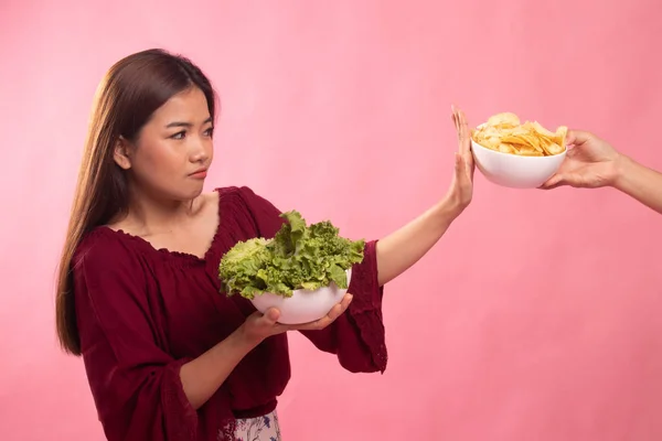 샐러드와 함께 젊은 아시아 여자 말 감자 칩. — 스톡 사진