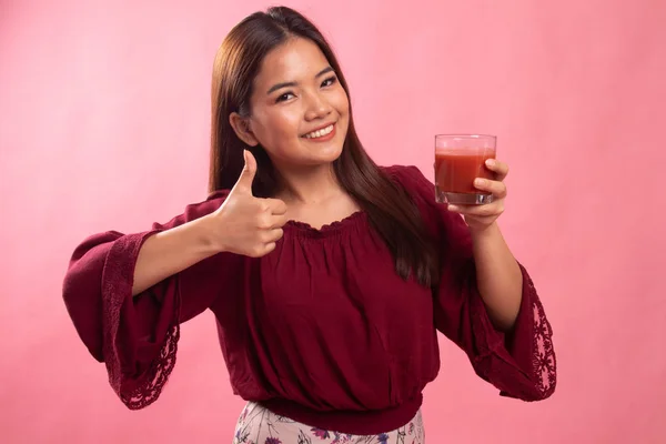 Ung asiatisk kvinna tummen upp med tomatjuice. — Stockfoto