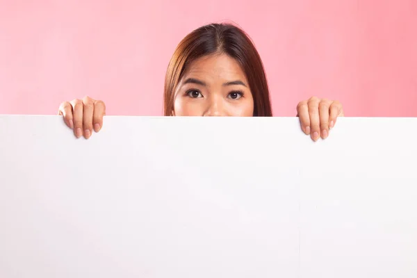 Primo piano di giovane donna asiatica dietro un segno in bianco . — Foto Stock