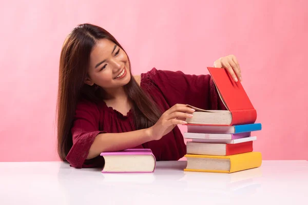 Молодая азиатка прочитала книгу с книгами на столе . — стоковое фото
