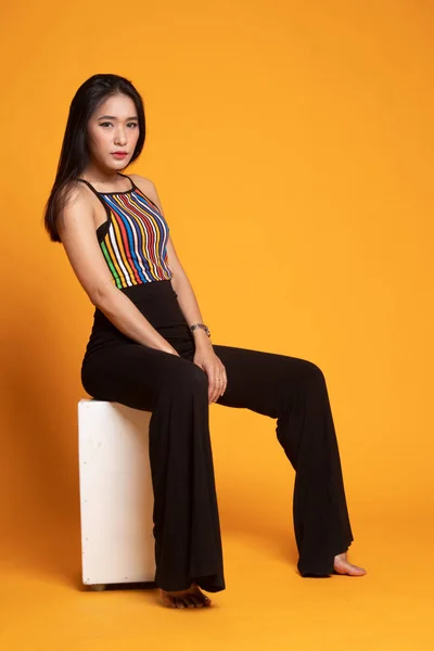 Potret wanita Asia muda yang cantik dengan kemeja berwarna-warni duduk — Stok Foto