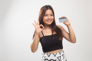 Boş bir kart ile genç Asyalı kadın gösterisi Tamam.