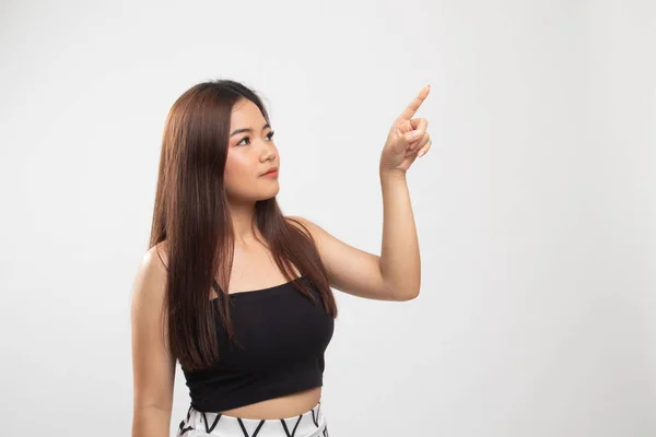 Mujer asiática tocando la pantalla con el dedo . — Foto de Stock
