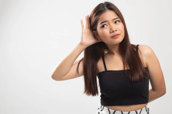 Bella giovane donna asiatica ascoltare qualcosa . — Foto Stock