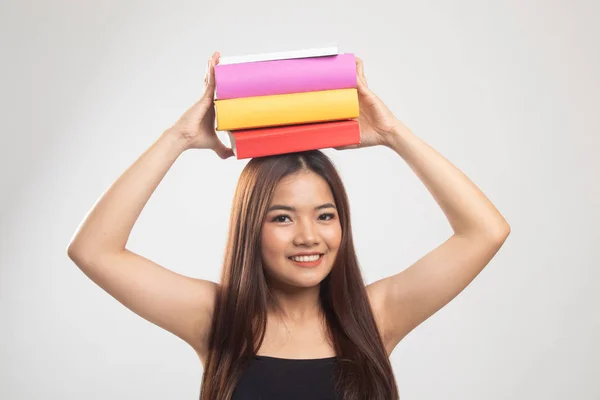 Joven mujer asiática estudiando con mayo libros . — Foto de Stock