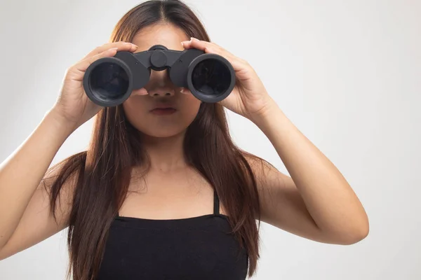 Mladá asijská žena s dalekohledem. — Stock fotografie