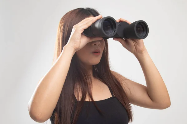 Giovane donna asiatica con binocolo . — Foto Stock