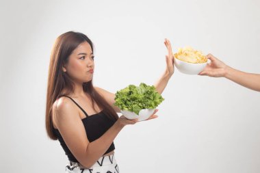 Genç Asyalı kadın ile salata patates cipsi için Hayır der.