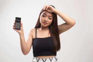 Asyalı kadın hesap makinesi ile ağrıyor.