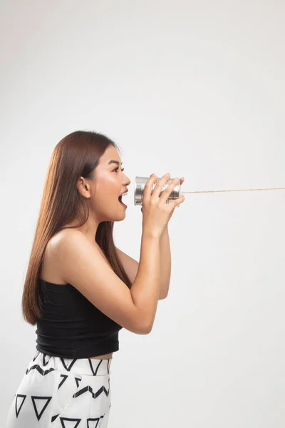 Junge asiatische Frau schreien mit Blechdose Telefon. — Stockfoto