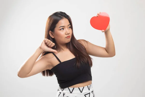 Aziatische vrouw duim omlaag met rood hart. — Stockfoto