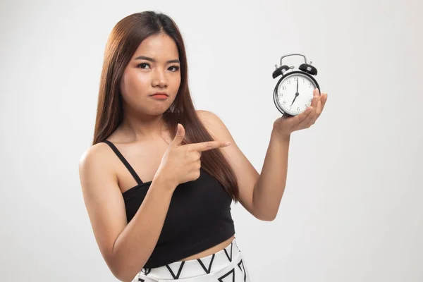 Enojado joven asiático mujer punto a un reloj . — Foto de Stock