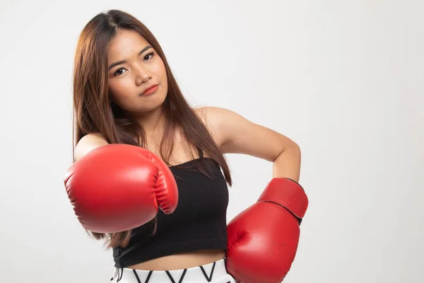 Jovem mulher asiática com luvas de boxe vermelho . — Fotografia de Stock