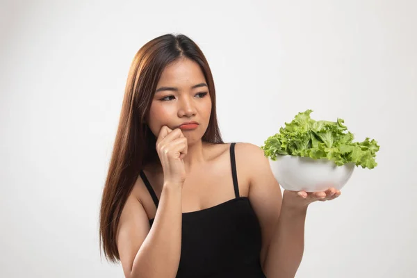 Asiatico donna odio insalata . — Foto Stock