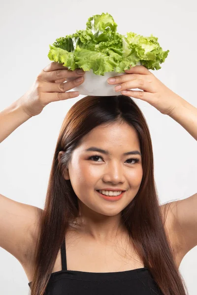 Femme asiatique saine avec salade . — Photo