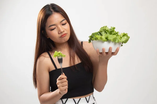 Asiatico donna odio insalata . — Foto Stock