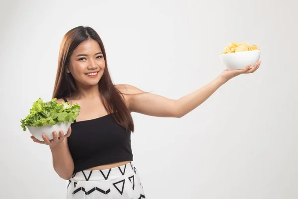 Mujer asiática joven con papas fritas y ensalada . —  Fotos de Stock