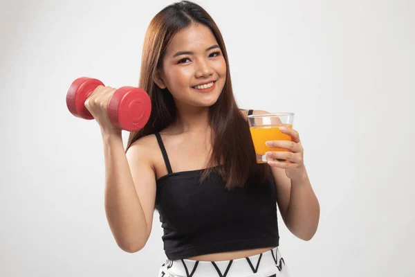 Joven asiática mujer con mancuerna beber jugo de naranja . — Foto de Stock