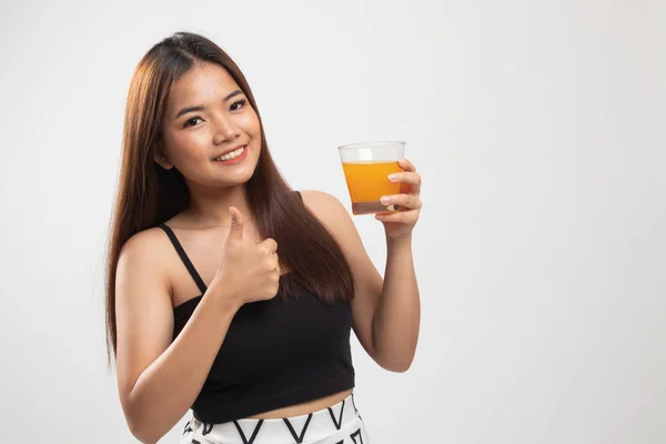 Joven asiática mujer thumbs arriba beber jugo de naranja . — Foto de Stock