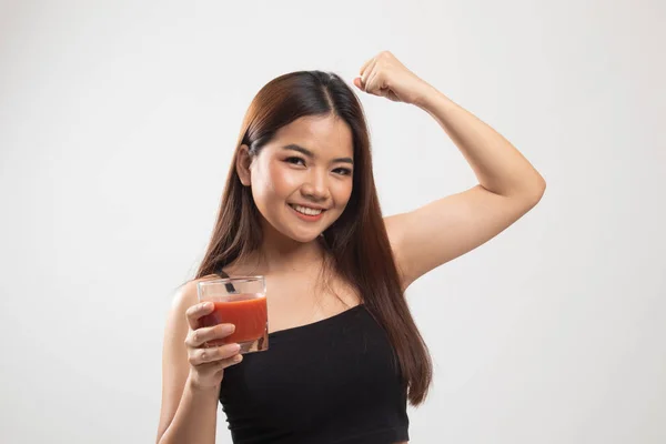 Fuerte mujer asiática sana con jugo de tomate . — Foto de Stock